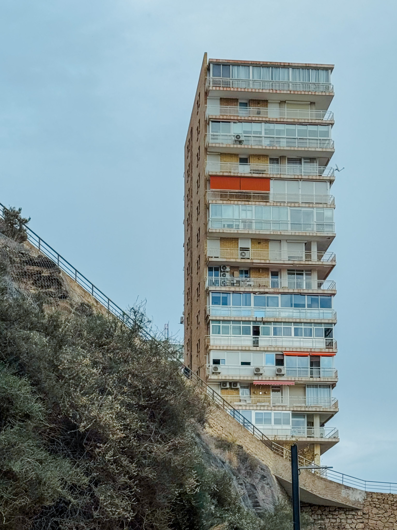 Edificio alto y estrecho sobre una ladera en Alicante